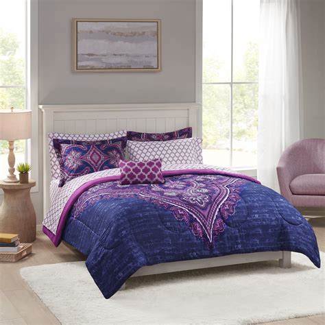 What is included in a typical bedding set A typical bedding set usually includes a duvet cover or comforter, pillow shams or pillowcases, and a fitted sheet or bed skirt. . Target twin quilt